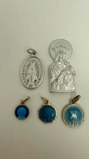 4 oude religieuze hangertjes uit Lourdes en een andere beschikbaar voor biedingen