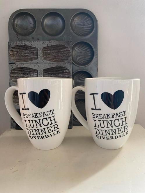 Riverdale Mokken Set - I Love Riverdale, Huis en Inrichting, Keuken | Servies, Zo goed als nieuw, Kop(pen) en/of Schotel(s), Overige stijlen