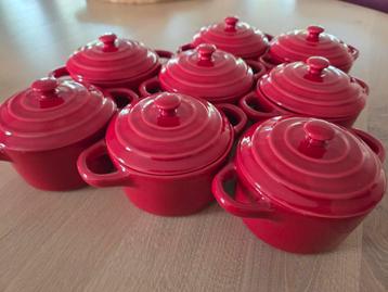 8 rode mini-cocottes, kleine ovenpannetjes met deksel beschikbaar voor biedingen