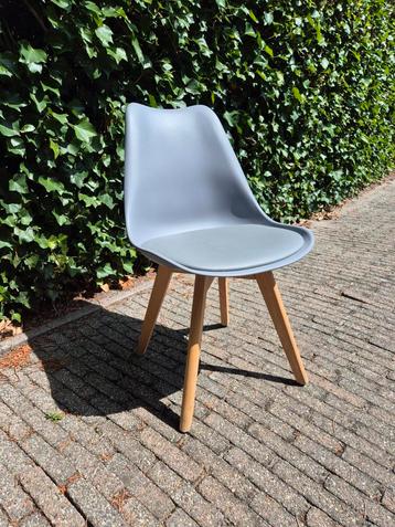 6 nette eetkamer stoelen beschikbaar voor biedingen