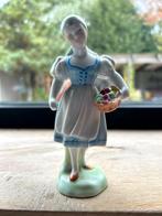 Herend Hongarije Porseleinen Figuur - Meisje met Bloemen, Ophalen of Verzenden