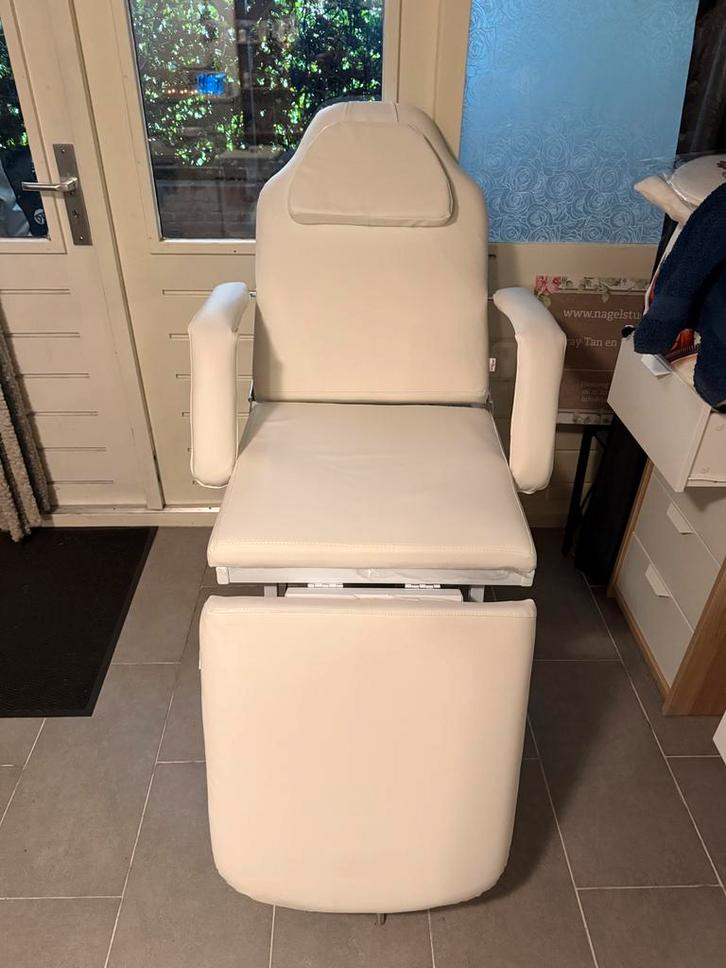 Witte behandelstoel /massagestoel - nieuwstaat. Opklapbaar, Sieraden, Tassen en Uiterlijk, Uiterlijk | Lichaamsverzorging, Zo goed als nieuw