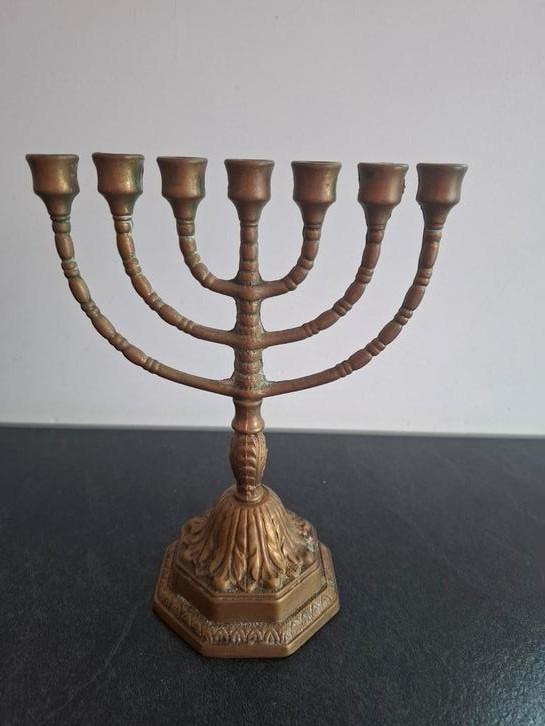 menora met versierde voet, Antiek en Kunst, Antiek | Koper en Brons, Ophalen of Verzenden