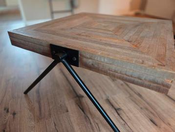 Gebruikte salontafel 80x80cm beschikbaar voor biedingen