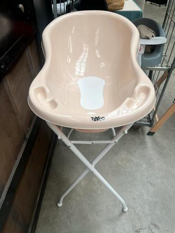 Babybadje met Standaard - Zo Goed Als Nieuw! beschikbaar voor biedingen