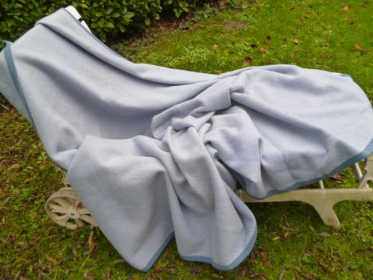 wollen deken babyblauw 240 x210 cm 2 persoons, Huis en Inrichting, Woonaccessoires | Plaids en Woondekens, Gebruikt, Ophalen of Verzenden