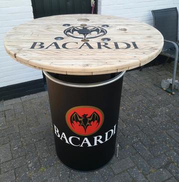 BACARDI statafel met groot houten blad  beschikbaar voor biedingen