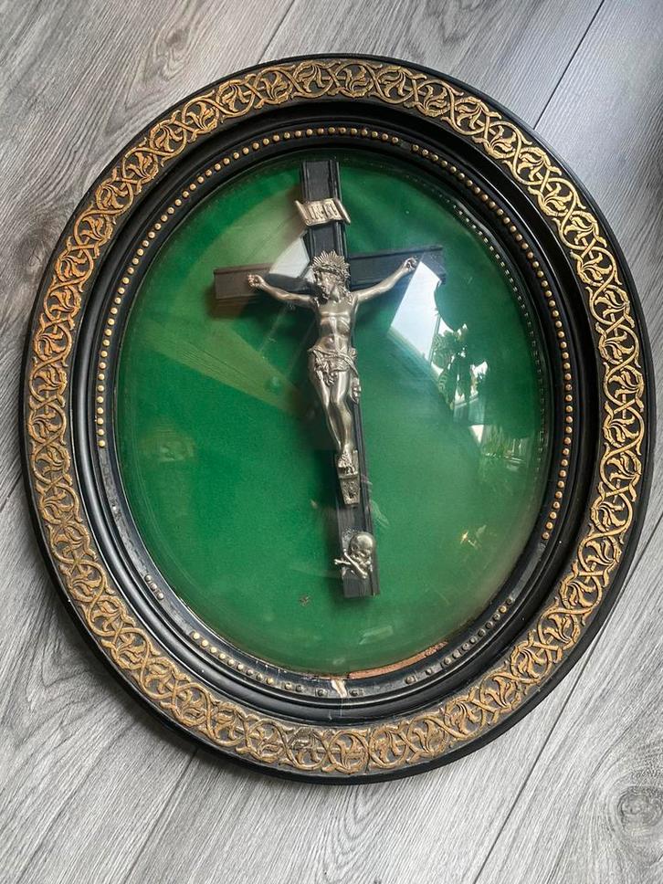 Antiek kruisbeeld onder glazen bol, Antiek en Kunst, Antiek | Religie, Ophalen