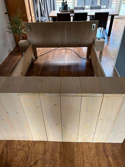 Steigerhouten bedombouw met elektrische tv-lift, Huis en Inrichting, Slaapkamer | Bedden, Gebruikt, Tweepersoons, 160 cm, 220 cm