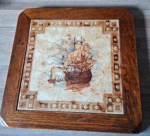 Ingelijste mooie en zware vintage tegel met zeilschip, Antiek en Kunst, Antiek | Wandborden en Tegels, Ophalen of Verzenden