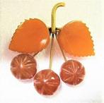 Vintage Russische barnsteen broche kersen, Sieraden, Tassen en Uiterlijk, Broches, Ophalen, Zo goed als nieuw, Bruin, Overige materialen