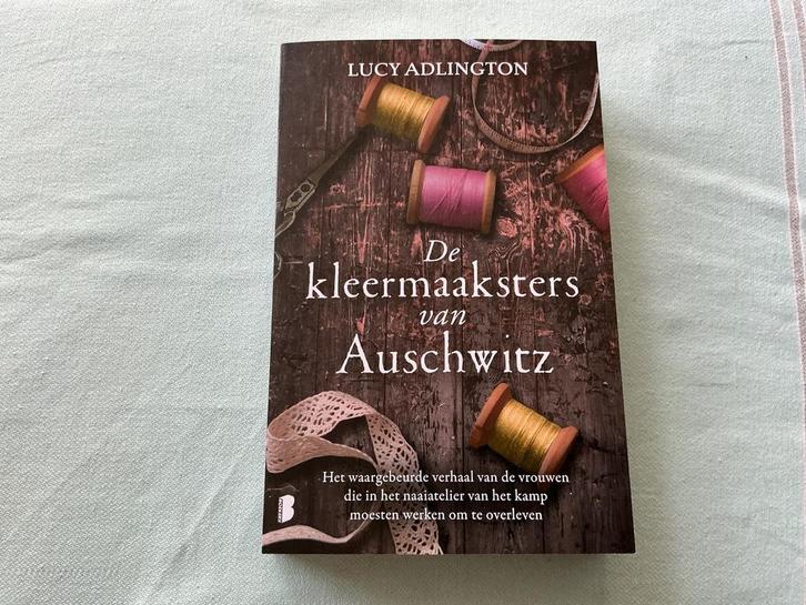 De kleermaaksters van Auschwitz - Lucy Adlington, Boeken, Romans, Gelezen, Nederland, Ophalen of Verzenden
