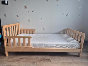 Stevig houten peuter-/kinderbed (140x70 cm) inclusief matras beschikbaar voor biedingen