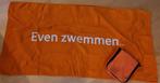 Hangende oranje toilettas en oranje handdoek even zwemmen, Sieraden, Tassen en Uiterlijk, Toilettassen, Nieuw, Oranje, Ophalen of Verzenden