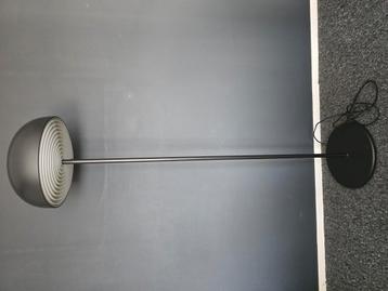 Zwarte staande lamp beschikbaar voor biedingen