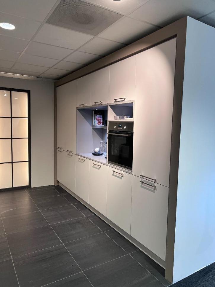 Showroomkeuken – Modern Design met RVS accenten, Huis en Inrichting, Keuken | Complete keukens, Nieuw, Dubbelwandige keuken, Overige kleuren