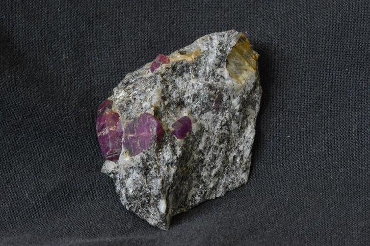 Robijn op matrix - India, Verzamelen, Mineralen en Fossielen, Mineraal, Ophalen of Verzenden