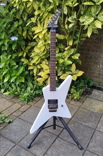 Charvel Star in Snow White met koffer beschikbaar voor biedingen