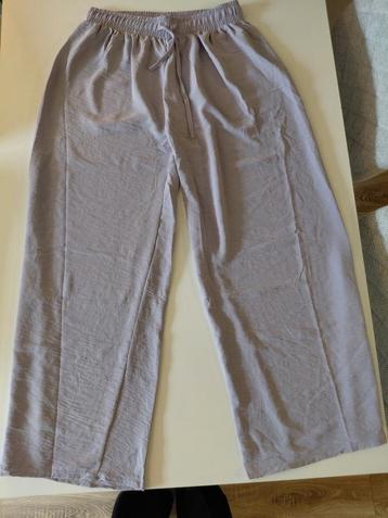 Leuke paarse broek M/L met stretch beschikbaar voor biedingen