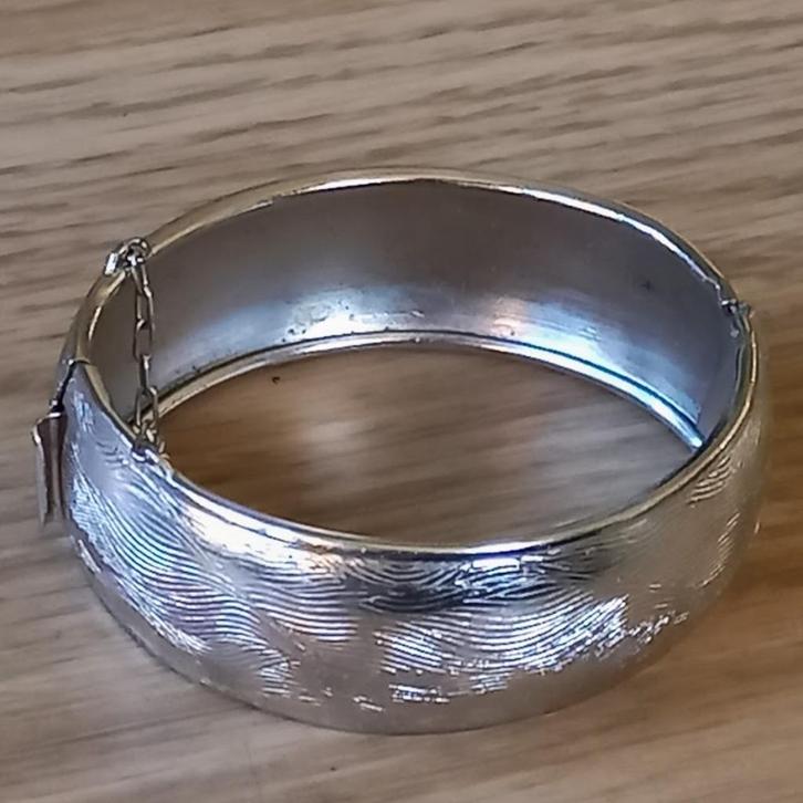 Vintage zilverkleurige Coro Pegasus armband met kettinkje, Sieraden, Tassen en Uiterlijk, Armbanden, Gebruikt, Overige materialen