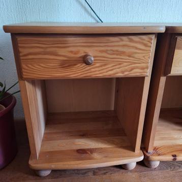 2 grenen houten nachtkastjes  beschikbaar voor biedingen
