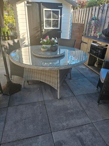 Grote Ronde tuin tafel wicker met 4 stoeltjes  beschikbaar voor biedingen