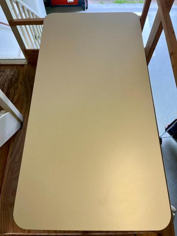 IKEA Modern White Office Table with Black Legs beschikbaar voor biedingen