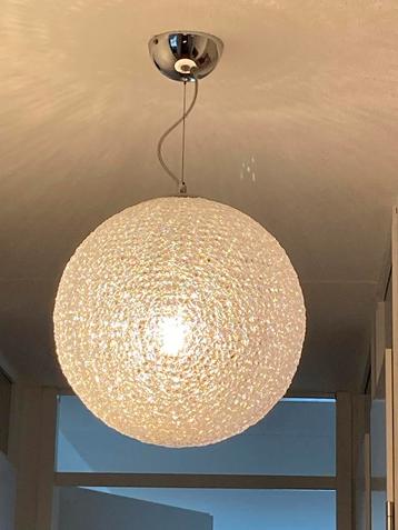 Mooie bolvormige hanglamp beschikbaar voor biedingen