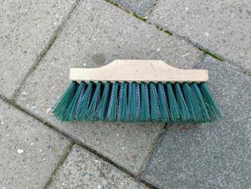 Een bezem met staaldraad in het midden, zonder steel. beschikbaar voor biedingen