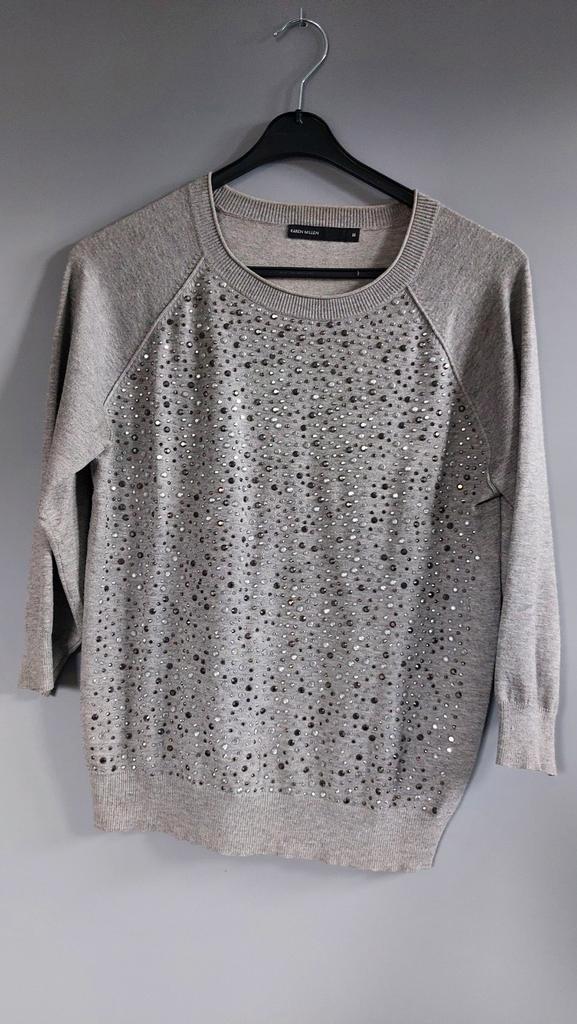 Karen Millen - sportieve trui met siersteentje., Kleding | Dames, Truien en Vesten, Gedragen, Maat 38/40 (M), Grijs, Ophalen of Verzenden