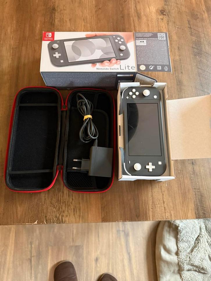 Switch lite grijs, Spelcomputers en Games, Spelcomputers | Nintendo Switch Lite, Zo goed als nieuw, Grijs, Met beschermhoes of tas