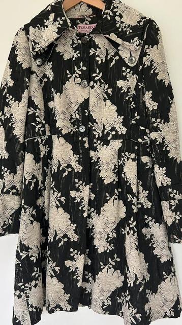 Te koop Tessa Koops dames jas. Maat 42. Zwart- wit.  beschikbaar voor biedingen