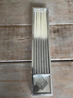 set van 6 lange dunne kaarsen. Zilver wit. Met houder. NIEUW, Ophalen, Overige materialen, 25 tot 50 cm, Wit