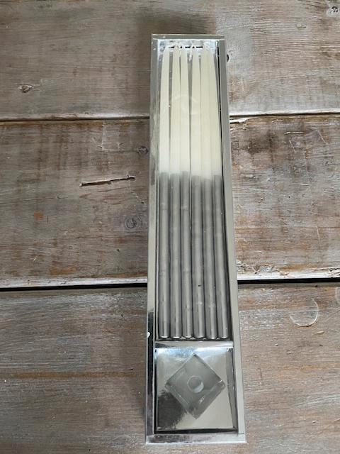 set van 6 lange dunne kaarsen. Zilver wit. Met houder. NIEUW, Huis en Inrichting, Woonaccessoires | Kandelaars en Kaarsen, Nieuw