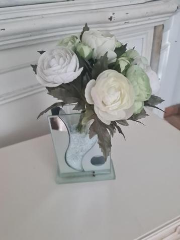 Kunstbloemen in glazen pot beschikbaar voor biedingen