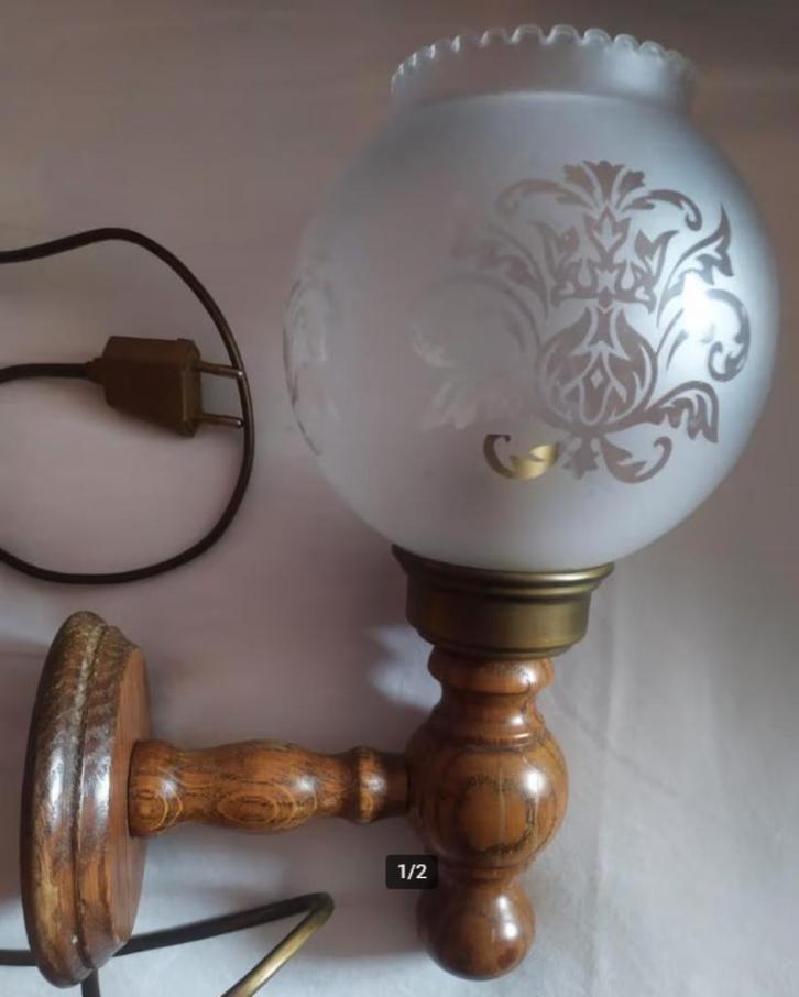 Vintage wandlamp met glazen bollen kap met barok motief, Huis en Inrichting, Lampen | Wandlampen, Zo goed als nieuw, Glas, Hout