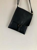 Hoi zwarte schoudertas. Hengsel is verstelbaar., Sieraden, Tassen en Uiterlijk, Tassen | Damestassen, Ophalen of Verzenden, Zo goed als nieuw