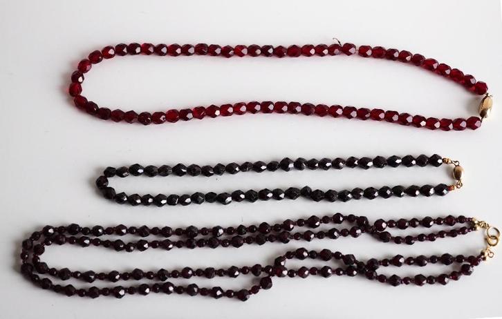 3 antieke kettingen met granaten en gouden slot, Sieraden, Tassen en Uiterlijk, Antieke sieraden, Ketting, Goud, Met edelsteen