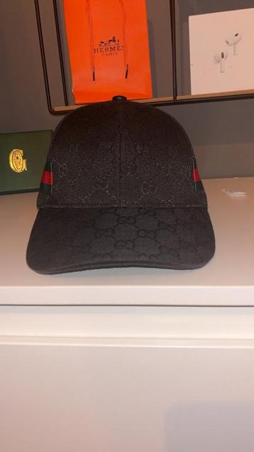 Zwarte Gucci pet beschikbaar voor biedingen