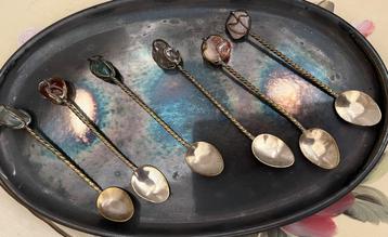 Set vintage lepeltjes met edelstenen beschikbaar voor biedingen