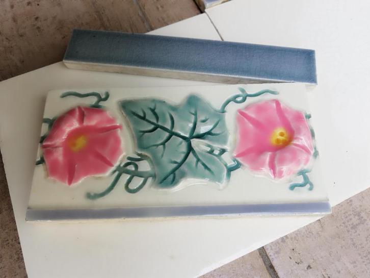 23 stuks Antieke randtegels met prachtige bloem en bies, Antiek en Kunst, Antiek | Wandborden en Tegels, Ophalen