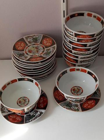 Mooi uniek servies. 10 soepkommen en schoteltjes beschikbaar voor biedingen