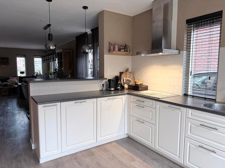 L-keuken + los keukenblok - Wit met donker blad, Huis en Inrichting, Keuken | Complete keukens, Zo goed als nieuw, Hoekkeuken