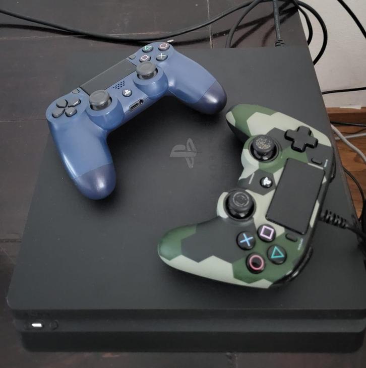 PlayStation 4 Slim + 2 Controllers + PS Account (76 games), Spelcomputers en Games, Spelcomputers | Sony PlayStation 4, Zo goed als nieuw