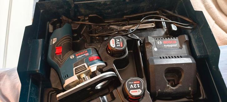Bosch GKF 12V-8 Kantenfrees Set met 2 Accu's, Doe-het-zelf en Verbouw, Gereedschap | Boormachines, Gebruikt, Overige typen, Minder dan 400 watt