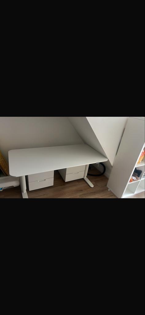 IKEA Bureau - Verstelbaar, Huis en Inrichting, Bureaus, Zo goed als nieuw, Bureau, In hoogte verstelbaar, Ophalen of Verzenden