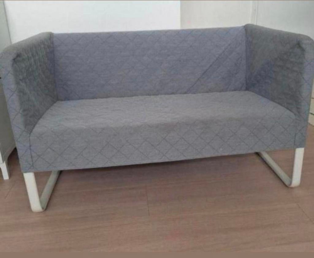 Mooie grijze 2-zits bank, met stoffen bekleding (Ikea), Huis en Inrichting, Banken | Sofa's en Chaises Longues, Zo goed als nieuw