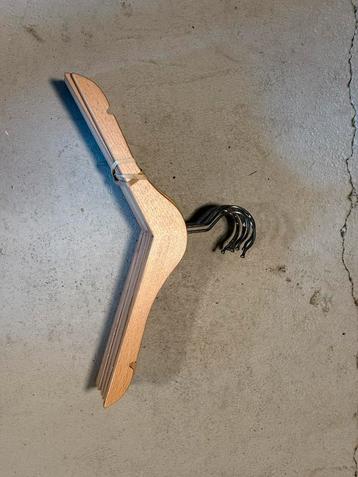 Ruim 30 houten kinderkledinghangers 32 cm breed beschikbaar voor biedingen