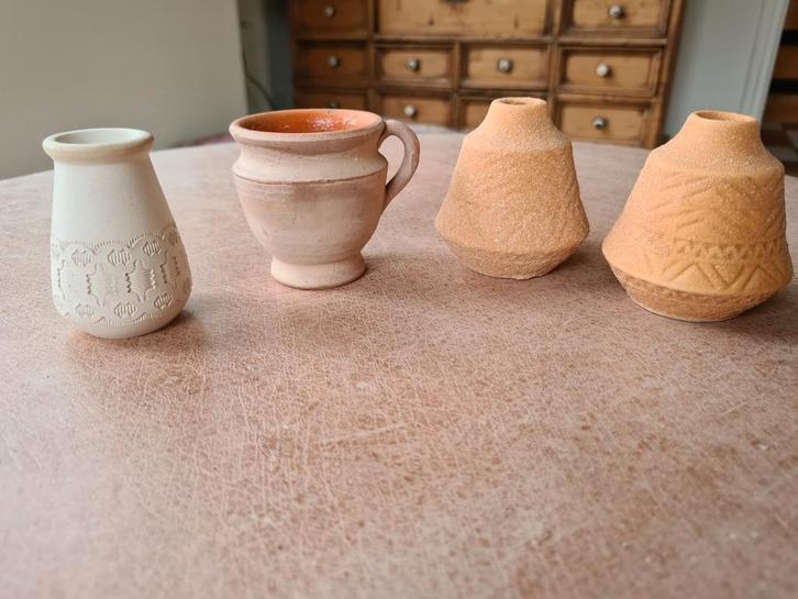 Kleine terracotta potjes en vaasjes, 7 á 8 cm hoog., Antiek en Kunst, Antiek | Keramiek en Aardewerk, Ophalen of Verzenden