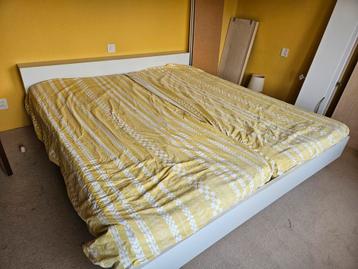 Tweepersoonsbed beschikbaar voor biedingen
